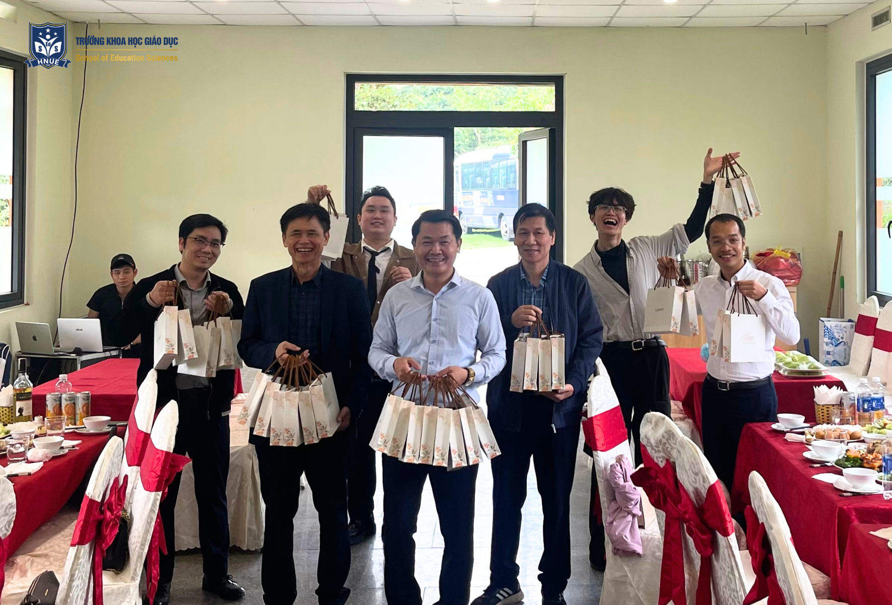 Du xuân Bính Ngọ và chào mừng 8/3